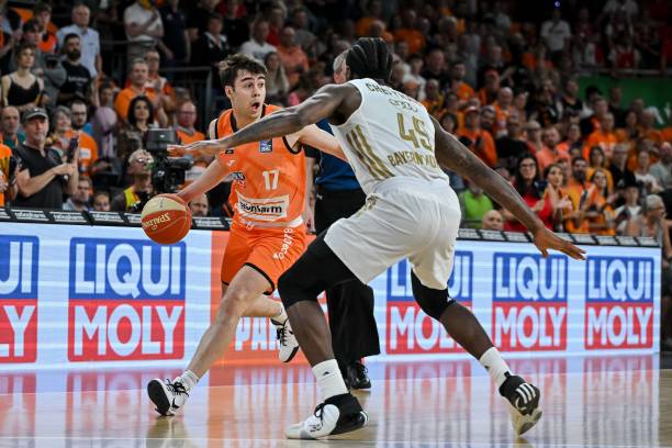 这使得他在 这使得他在